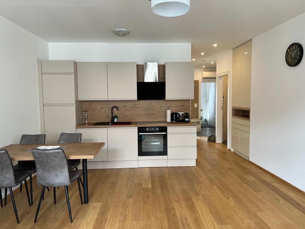 New Central Apartments Westbahnhof Vienna Luaran gambar